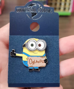Despicable ME Universal Studios Parks Pin Minion Bob Holding Orlando Sign