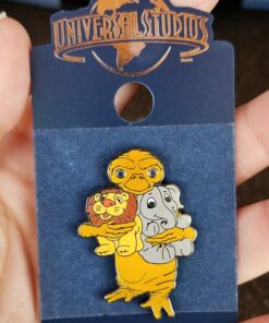 E.T. the Extra Terrestrial Universal Studios Trading Pin - ET Hugging Toys