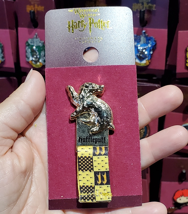 Wizarding World of Harry Potter Universal Studios Parks Trading Pin - Hufflepuff Badger Ribbon Badge