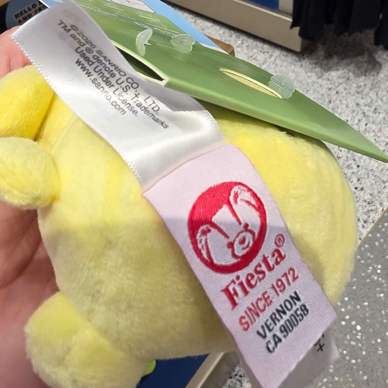 Universal Studios Hello Kitty and Friends Pompompurin Magnetic Shoulder Sitter Plush - Image 5