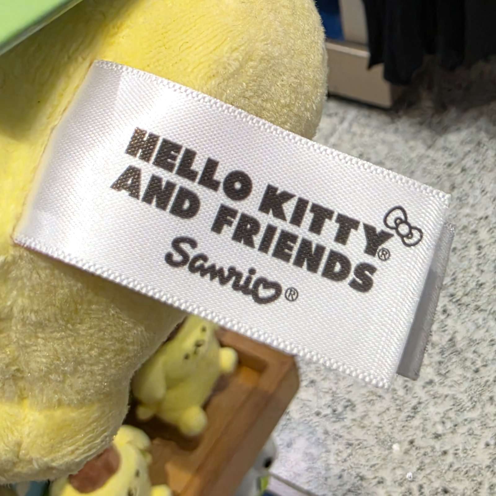 Universal Studios Hello Kitty and Friends Pompompurin Magnetic Shoulder Sitter Plush - Image 3